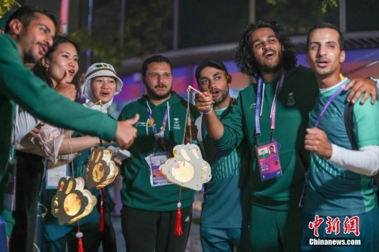 資料圖：9月29日，中國傳統(tǒng)節(jié)日中秋節(jié)，杭州亞運會運動員村舉辦中秋主題活動，中外運動員們歡聚一堂。圖為沙特阿拉伯運動員手持燈籠拍攝照片。<a target='_blank' href='/'><p align=