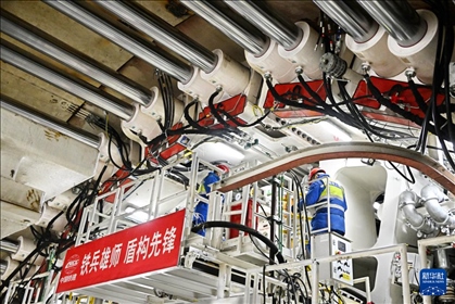 12月30日，中鐵十四局技術(shù)人員在盾構(gòu)掘進開始前檢查“海天號”盾構(gòu)機。新華社記者 李紫恒 攝