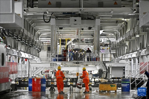 12月30日，建設者在青島膠州灣第二隧道工程南線主線隧道盾構(gòu)掘進現(xiàn)場作業(yè)。新華社記者 李紫恒 攝