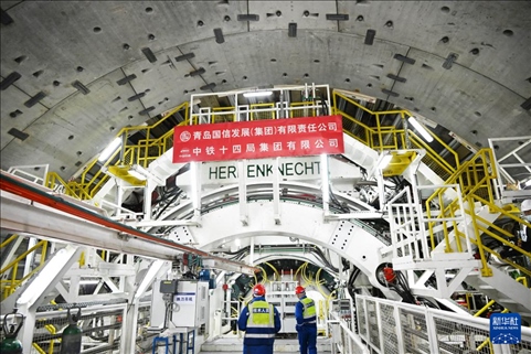 12月30日，中鐵十四局技術(shù)人員在盾構(gòu)掘進開始前檢查“海天號”盾構(gòu)機。新華社記者 李紫恒 攝