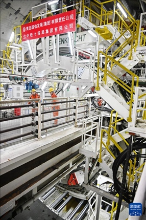 12月30日，建設者在青島膠州灣第二隧道工程南線主線隧道盾構(gòu)掘進現(xiàn)場作業(yè)。新華社記者 李紫恒 攝