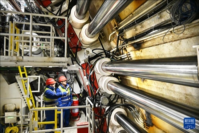 12月30日，中鐵十四局技術(shù)人員在盾構(gòu)掘進開始前檢查“海天號”盾構(gòu)機。新華社記者 李紫恒 攝