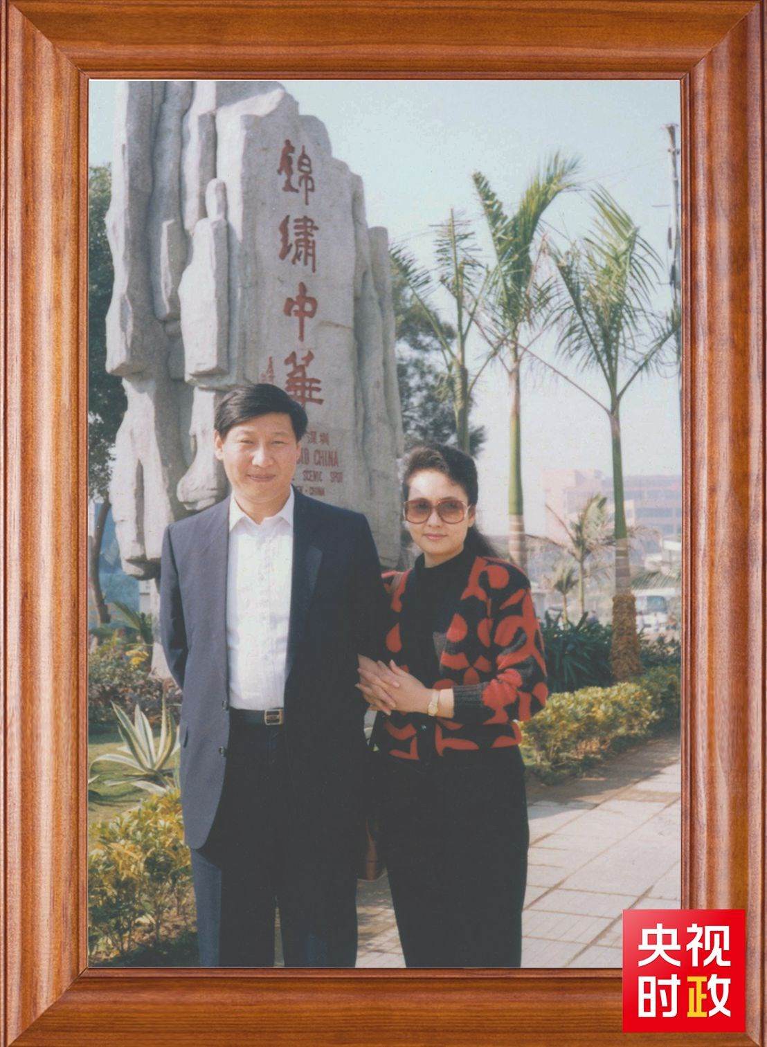 △這是習近平和夫人彭麗媛的合影。這張照片第一次出現(xiàn)在他的書架上。