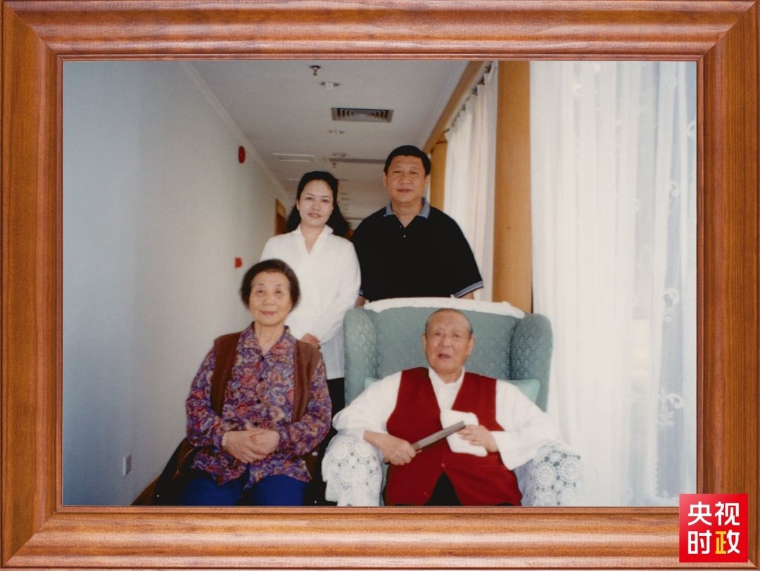 △這是習近平夫婦同父親習仲勛、母親齊心的合影。這張照片第一次出現(xiàn)在他的書架上。