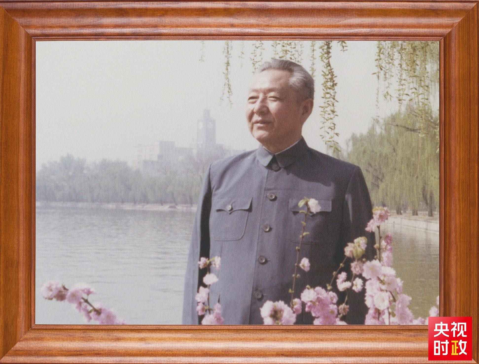 △這是習近平父親習仲勛同志的照片。2023年10月15日，是習仲勛同志誕辰110周年紀念日。這張照片第一次出現(xiàn)在他的書架上。