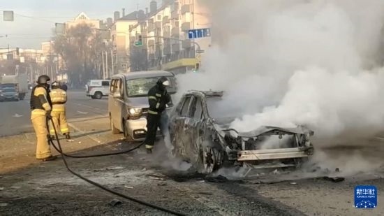 這張俄羅斯緊急情況部12月30日發(fā)布的視頻截圖顯示，在俄羅斯別爾哥羅德市，工作人員在現(xiàn)場救援。新華社發(fā)