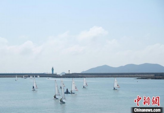浙江象山，杭州亞運(yùn)會帆船項(xiàng)目運(yùn)動員揚(yáng)帆起航。林波 攝