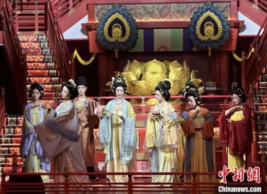 2023年12月31日晚間，在長安十二時辰主題街區(qū)進(jìn)行的漢服表演。 中新社記者 張一辰 攝