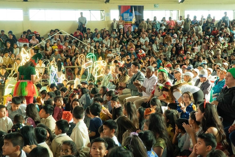 捐贈儀式在埃爾查科市中心的體育館舉行。中國電建厄瓜多爾代表處提供圖