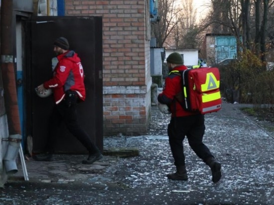  2023年11月25日，烏克蘭紅十字會(huì)救援人員在基輔市一棟遭空襲的居民樓實(shí)施清理和救助工作。新華社發(fā)（羅曼·佩圖什科夫攝）
