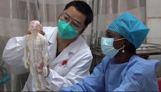 嘉興市中醫(yī)醫(yī)院郝亞波給當(dāng)?shù)刂种v解中醫(yī)經(jīng)絡(luò)。新華社發(fā)