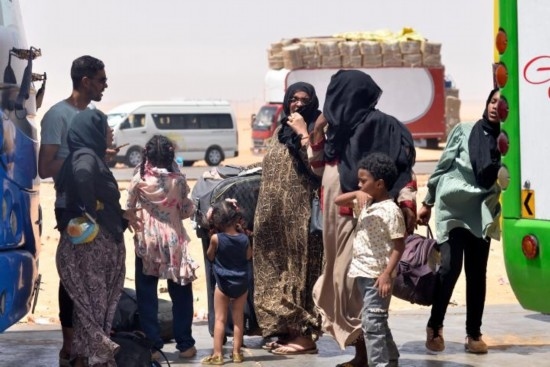  2023年4月27日，在埃及南部與蘇丹交界的阿爾根邊境口岸，人們離開(kāi)蘇丹進(jìn)入埃及境內(nèi)。新華社發(fā)（拉德萬(wàn)攝）