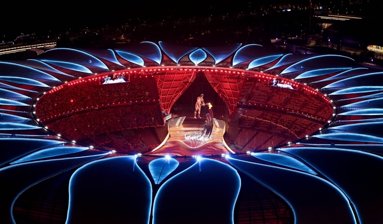 2023年9月23日，最后一棒火炬手汪順和數(shù)字火炬手在杭州亞運(yùn)會開幕式上點燃主火炬。新華社記者 程婷婷 攝