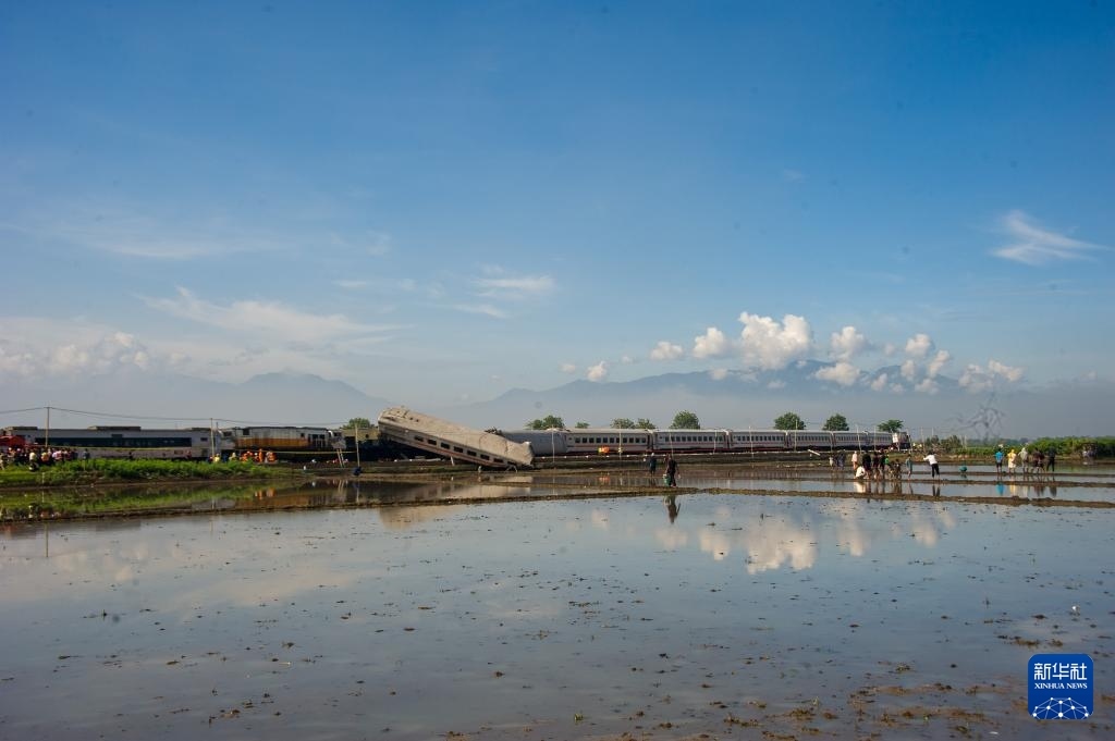 ?這是1月5日在印度尼西亞西爪哇省拍攝的列車相撞事故現(xiàn)場。新華社發(fā)（塞提安賈爾攝）