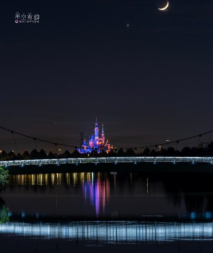 上海星空攝影愛好者陳悅?cè)A2023年5月23日在上海浦東拍攝的金星伴月。（本人供圖）