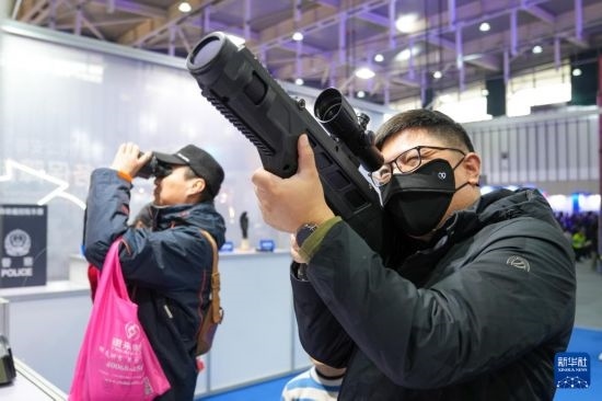 1月6日，觀眾在警營開放周活動現(xiàn)場體驗(yàn)警用激光炫目槍。