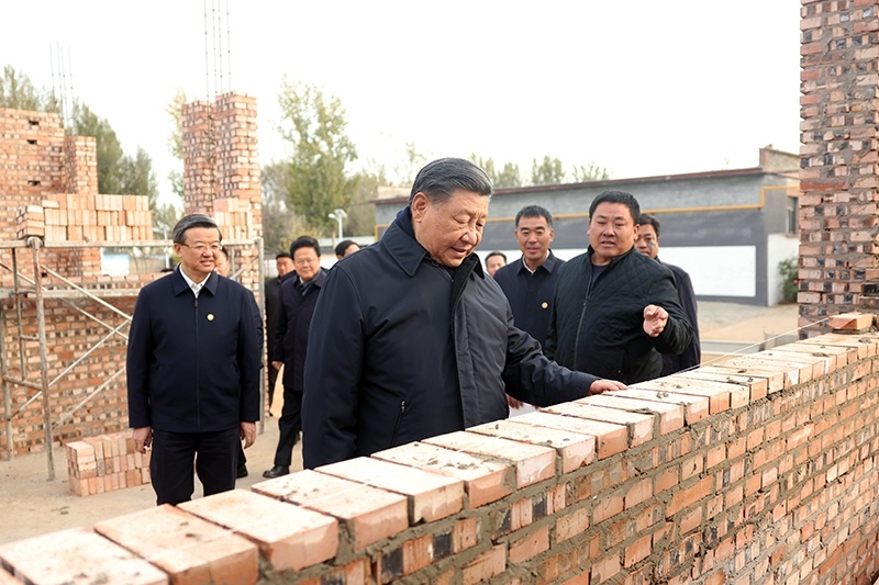 2023年11月10日，習(xí)近平總書記在河北保定涿州市刁窩鎮(zhèn)萬(wàn)全莊村房屋重建施工現(xiàn)場(chǎng)考察。