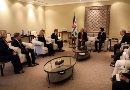 1月7日，約旦國王阿卜杜拉二世（中右）在安曼會見到訪的美國國務卿布林肯（中左）。新華社發(fā)（約旦王宮供圖）