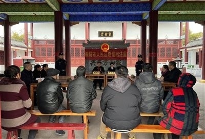  圖③：庭審在謝氏祠堂內(nèi)進行。