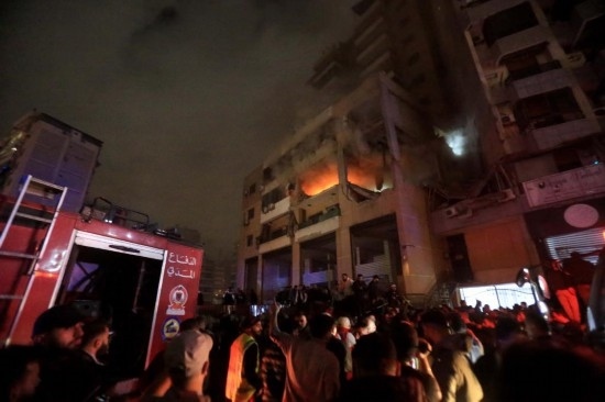 1月2日，人們聚集在黎巴嫩貝魯特南郊的以色列無人機(jī)襲擊現(xiàn)場。新華社發(fā)（比拉爾·賈維希攝）