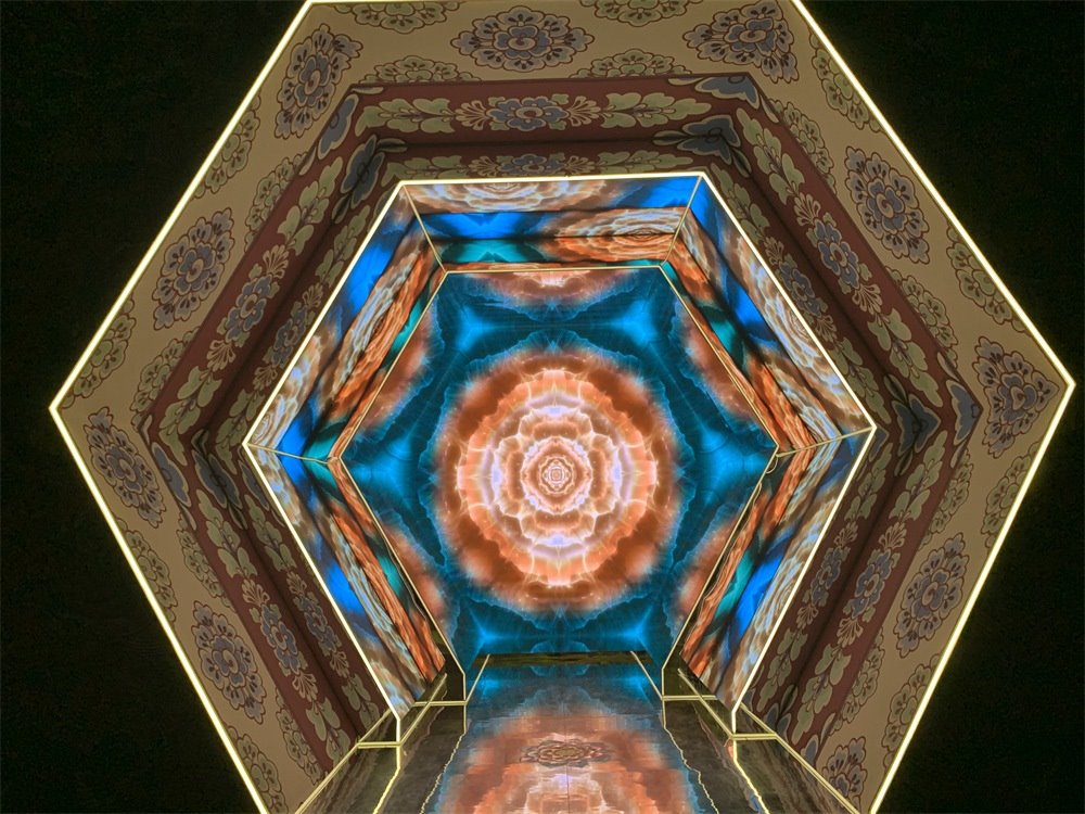 中國(guó)國(guó)家博物館“華彩萬(wàn)象——石窟藝術(shù)沉浸體驗(yàn)”現(xiàn)場(chǎng)。人民網(wǎng)記者 韋衍行攝