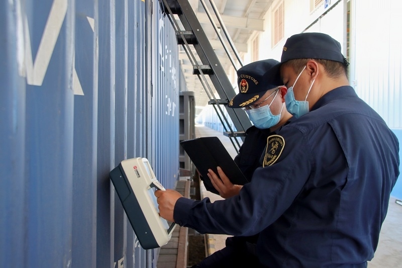 海關(guān)關(guān)員使用手持式輻射探測(cè)儀對(duì)中老鐵路入境貨物進(jìn)行檢測(cè)。張釋巍攝