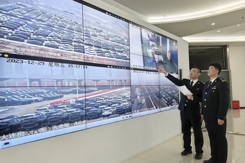 海關(guān)關(guān)員視頻巡查出口汽車場(chǎng)地。李進(jìn)攝