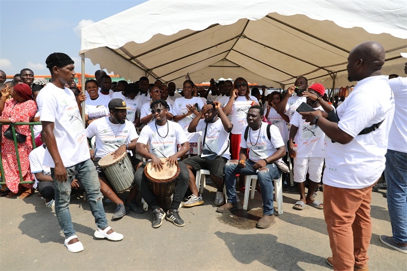 當?shù)孛癖姂c祝通車。中建國際中西非公司供圖。