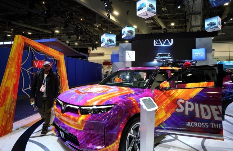 1月11日，人們?cè)诿绹咕S加斯消費(fèi)電子展越南電動(dòng)汽車制造商VinFast展臺(tái)參觀。新華社記者吳曉凌攝