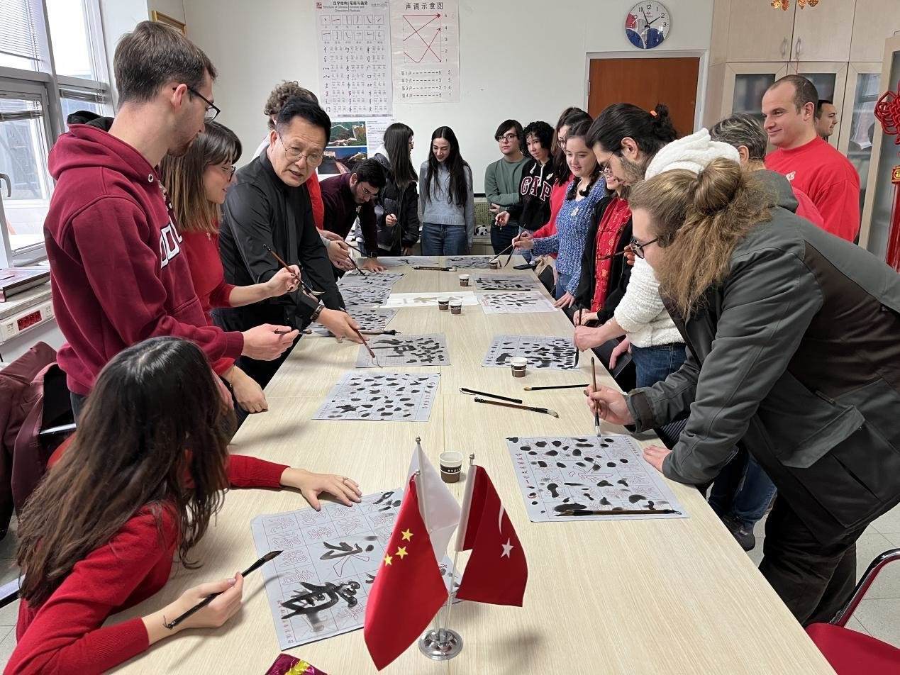 學(xué)生體驗(yàn)書法。中東技術(shù)大學(xué)孔院供圖