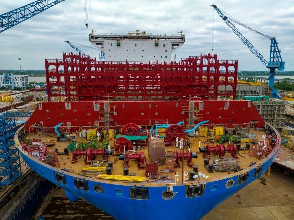 △2023年5月7日，江蘇揚州中遠海運重工有限公司工人在作業(yè)。