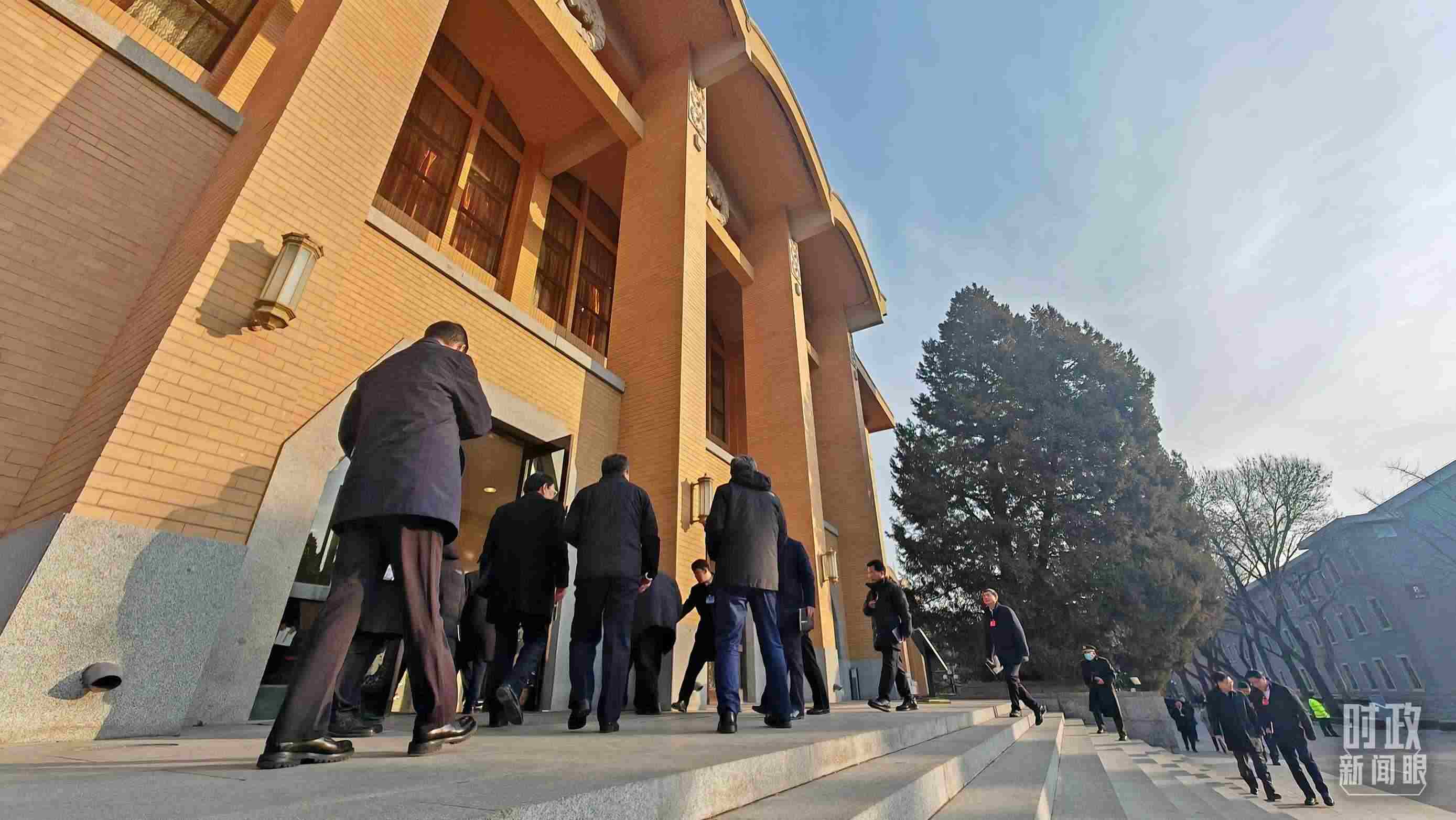 △省部級(jí)主要領(lǐng)導(dǎo)干部推動(dòng)金融高質(zhì)量發(fā)展專(zhuān)題研討班的學(xué)員們正在進(jìn)入會(huì)場(chǎng)。（總臺(tái)央視記者王策拍攝）