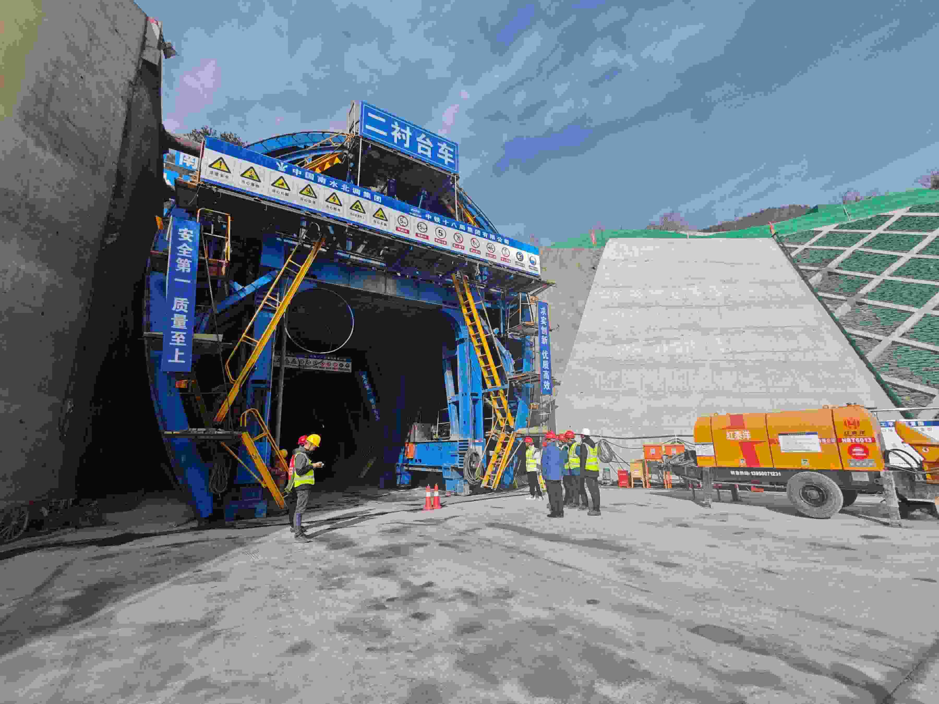 湖北省襄陽市?？悼h馬良鎮(zhèn)的引江補(bǔ)漢工程輸水隧洞8號(hào)平洞施工現(xiàn)場(chǎng)。受訪者供圖