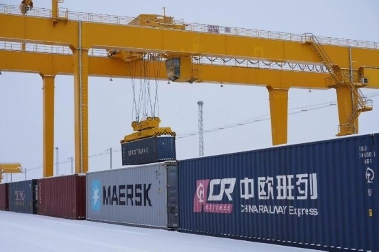 霍爾果斯口岸鐵路換裝場內(nèi)正在進(jìn)行集裝箱換裝作業(yè)。（受訪單位供圖）