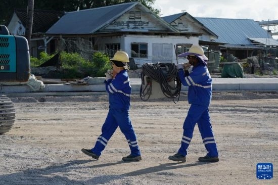 1月18日，工作人員在瑙魯艾沃港碼頭升級(jí)改造項(xiàng)目工地工作。新華社記者 王申 攝