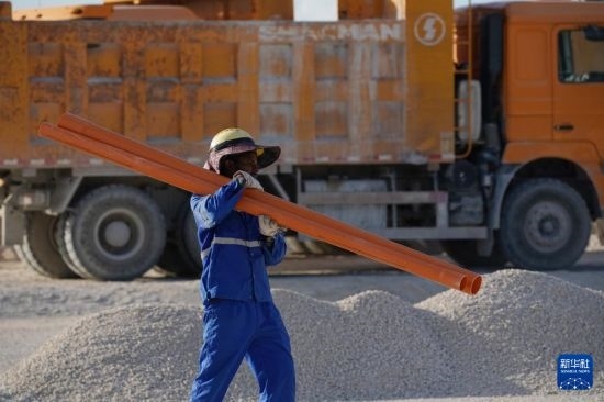 1月18日，工作人員在瑙魯艾沃港碼頭升級(jí)改造項(xiàng)目工地工作。新華社記者 王申 攝