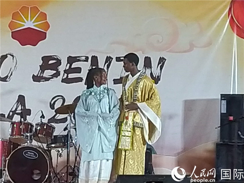 孔子學(xué)院的中國時(shí)裝秀表演。人民網(wǎng)記者 黃培昭攝