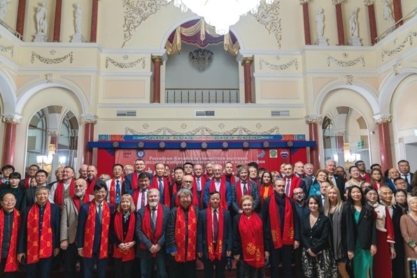 中俄書法美術(shù)作品聯(lián)展與會(huì)來(lái)賓共同合影留念。駐俄羅斯使館供圖