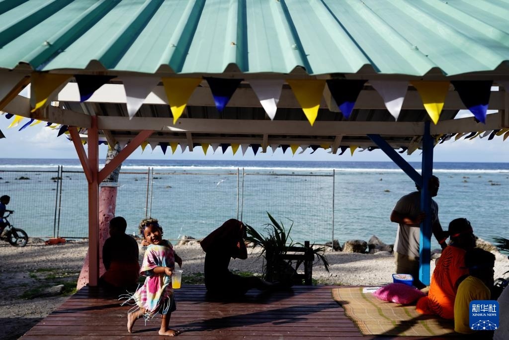 1月20日，當(dāng)?shù)厝嗽阼斠惶幒┬蓍e娛樂。新華社記者 王申 攝