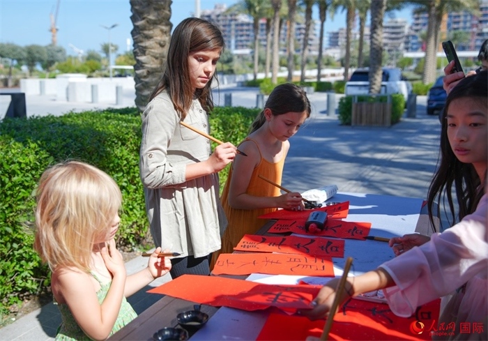 小朋友體驗(yàn)書法創(chuàng)作。人民網(wǎng) 塔里克·易卜拉欣攝