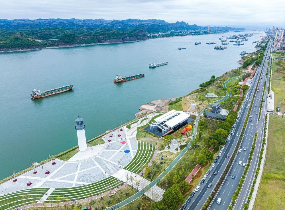 △湖北宜昌市濱江公園燈塔廣場(chǎng)。該廣場(chǎng)是在實(shí)施岸線復(fù)綠等綜合措施后，由老舊碼頭改造而成。