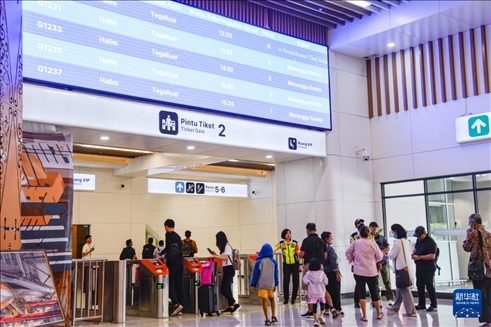 1月24日，在印度尼西亞雅加達(dá)哈利姆站候車大廳，乘客刷票前往站臺(tái)。新華社記者 徐欽 攝