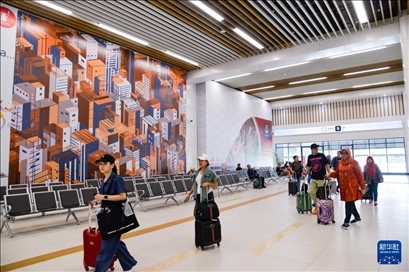 1月24日，在印度尼西亞雅加達(dá)哈利姆站，乘客在候車大廳內(nèi)行走。新華社記者 徐欽 攝