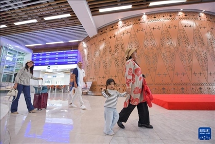 1月24日，在印度尼西亞雅加達(dá)哈利姆站，乘客在候車大廳內(nèi)行走。新華社記者 徐欽 攝