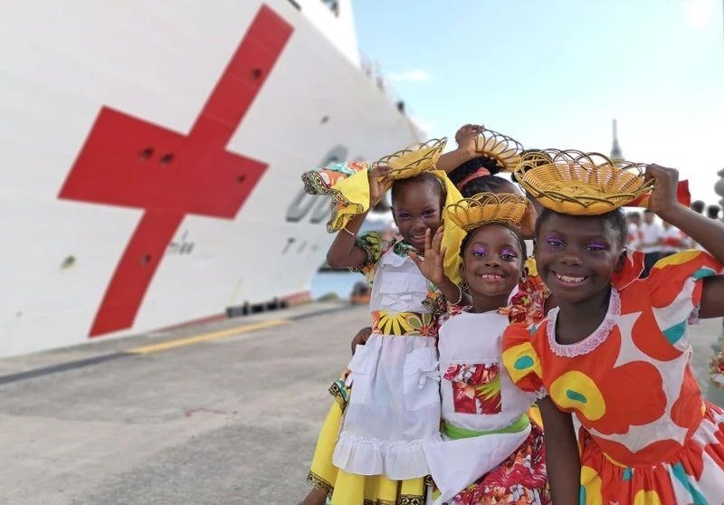 2018年10月，在安提瓜和巴布達(dá)首都圣約翰，當(dāng)?shù)匦∨笥焉泶﹤鹘y(tǒng)服裝歡迎中國(guó)海軍“和平方舟”醫(yī)院船首次到訪。