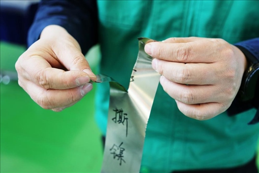 0.05毫米“手撕鎳”。 李羊攝