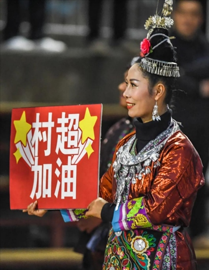 1月7日，一位村民手舉“村超加油”的標(biāo)牌 新華社記者 陶亮 攝 