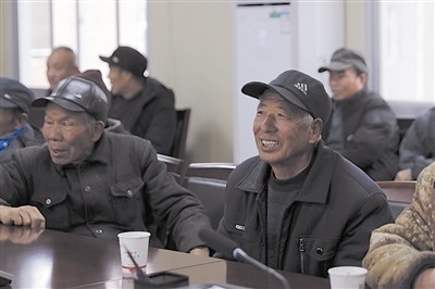  圖③：農(nóng)民工臉上洋溢著笑容。