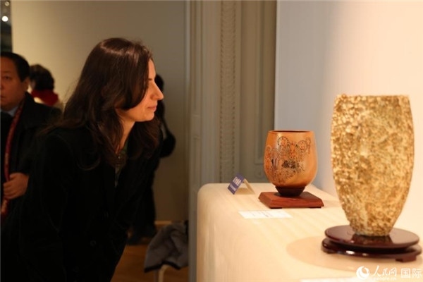 嘉賓和公眾參觀“絲路瓷行”——中國景德鎮(zhèn)陶瓷文化特展。人民網(wǎng)記者 尚凱元攝