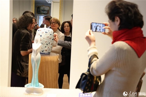 嘉賓和公眾參觀“絲路瓷行”——中國景德鎮(zhèn)陶瓷文化特展。人民網(wǎng)記者 尚凱元攝